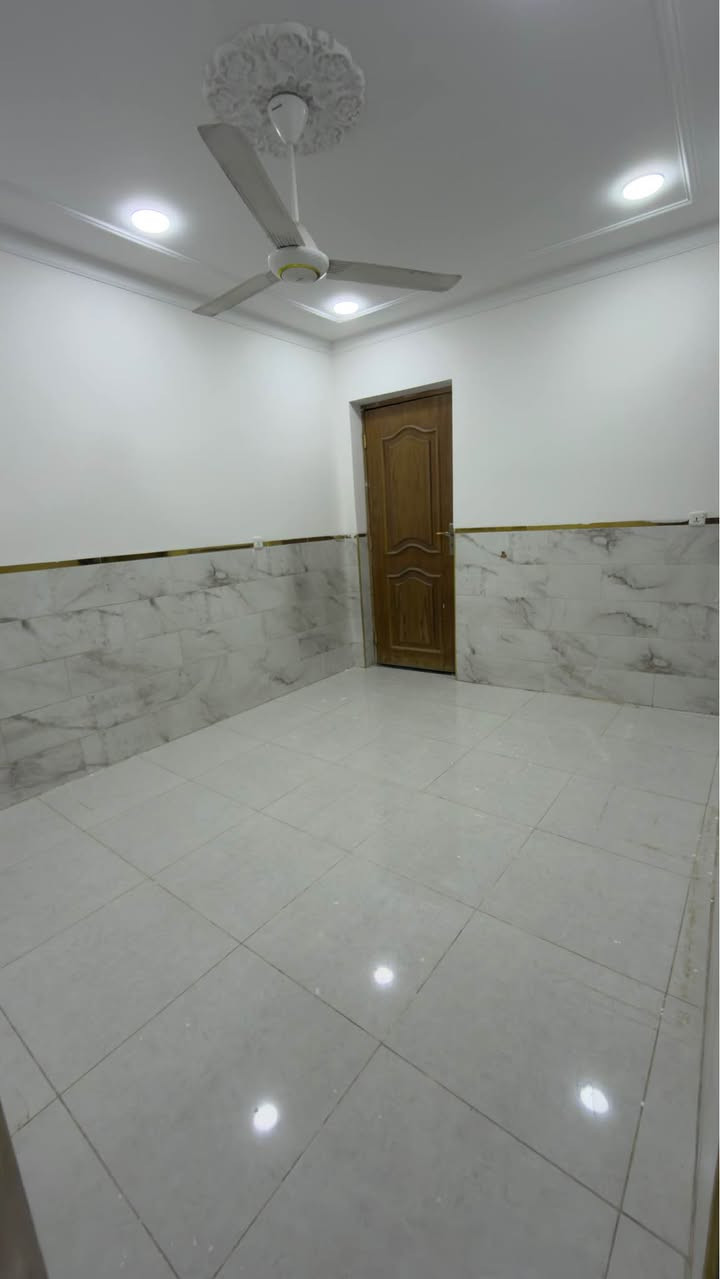 شقه طابق 3تحتوي على غرف نوم 2مجهزه ب سبالت +صاله+هول+حمام+مطبخ /مساحه الشقه 140متر بناء حديث 
تانكي مع سخان منفصل / عنوان / كاظميه شارع المحيط نزله معمل الدبس مقابل معمل الدبس لل استفسار /***********
@إشارة بغداد, العراق
