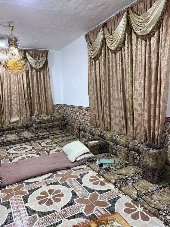 🏠 للبيع بيت سكني مميز في الحي العسكري

بيت مرتب وجاهز للسكن، بمساحة كلية 240 م²، بناء قديم ومحافظ عليه، والبيت عكادة وقطره ما يذب، مرتب ونظيف وينسكن مباشرة.

🔹 تفاصيل البيت:
• 3 غرف
• هول
• صالة
• ديوانية
• مجاري كاملة
• شارع مبلط
• خدمات متوفرة

📍 الموقع: الحي العسكري
🏫 قريب من مدرستين: ابتدائية ومتوسطة، مما يجعله مناسب جداً للعوائل.

✨ بيت عملي ومرتب، موقعه خدمي ومناسب للسكن، وتتوفر حوله الخدمات الأساسية.

📞 للجادين والاستفسار عن السعر والتفاصيل، مراسلة خاص او تصال على رقم 
***********
