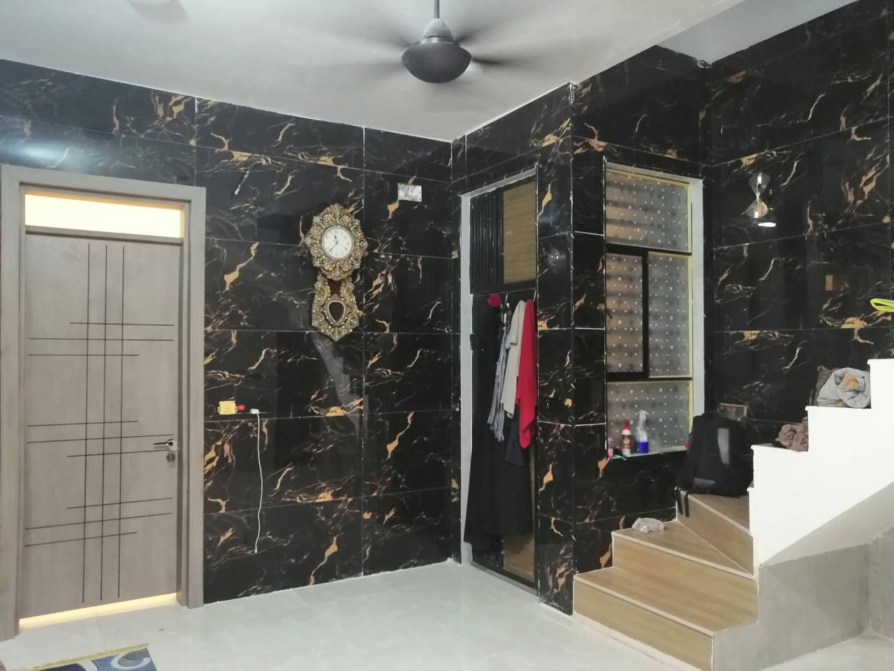 دار مساحه ١٠٠ متر طابقين طابو صرف حي ميسان قطاع ٢٣ بناء حديث صب كونكريت على ساحه وثاني بيت عن شارع الكيات مكان مميز بيع او مراوس للستفسار اتصل ***********
