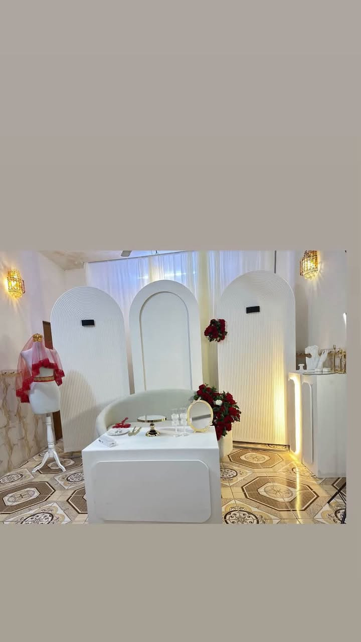 السلام عليكم للبيع كوشات أعراس جدآ نضيفات الاستفسار ***********

