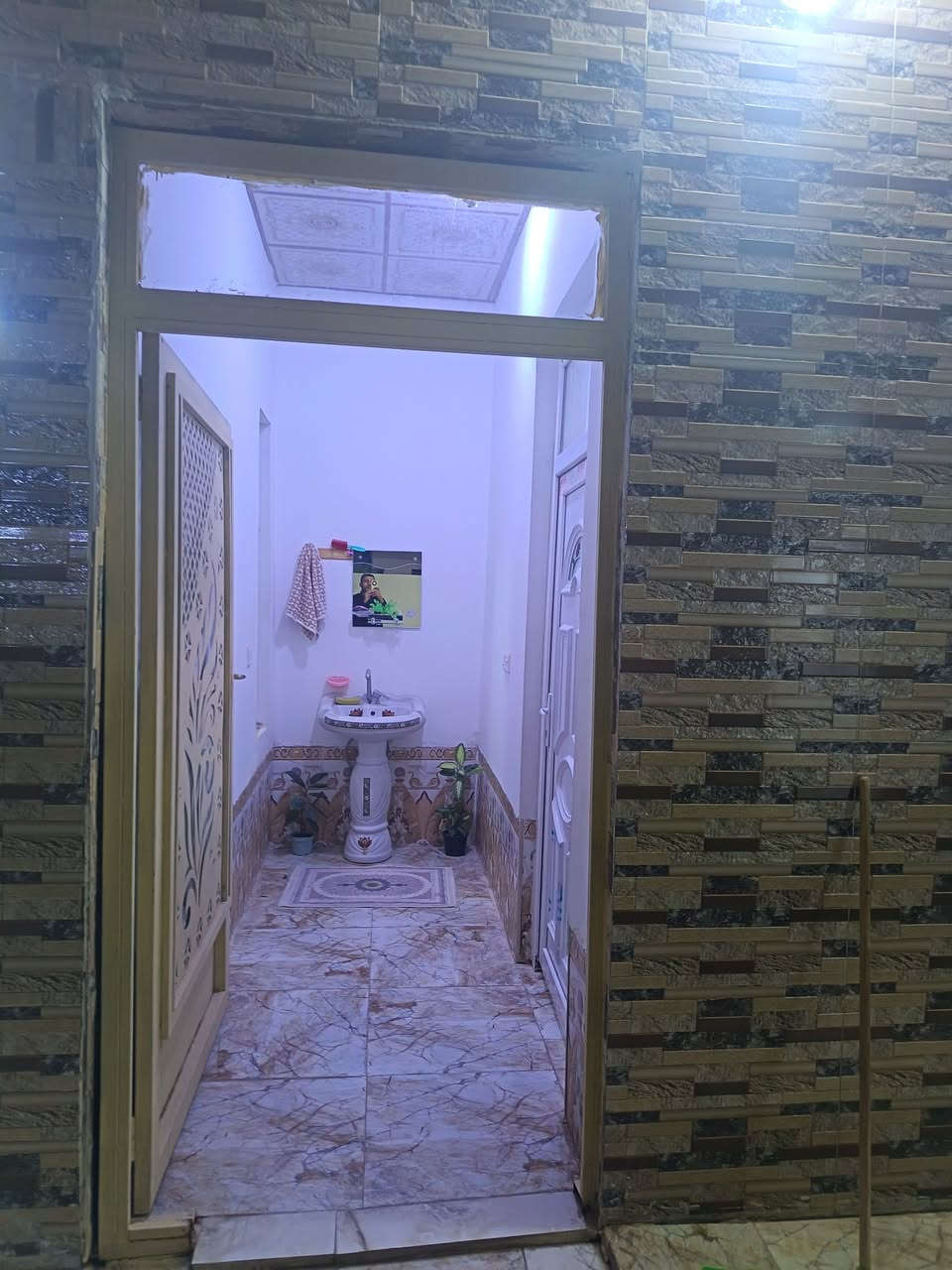 بيت للبيع مساحة 300 م منطقة الصيادة الجديدة قرب المقر العام لحزب تقدم المنطقة مكتملة  الخدمات من ناحية صب الشوارع والمجاري وماء الشرب والبيت كما موضح بالصور
السعر 92 مليون وبيه مجال 
رقم الهاتف ***********
