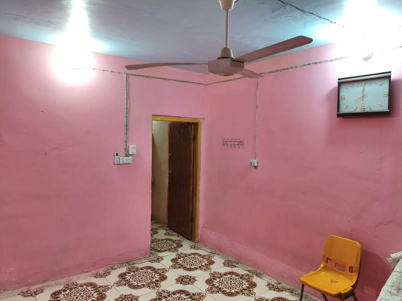 🏡 بيت للبيع – سند 25
📍 الموقع: شارع بيت غضيب – قريب من الجامع
📐 المساحة: 100 م²
📏 الواجهة: 6 متر
📏 النزال: 18 متر
📄 نوع السند: زراعي (سند 25)

🏠 مواصفات البيت:
🔹 يتكون من طابقين
🔸 الطابق الأول:
• استقبال
• هول
• مطبخ
• غرفة نوم
• صحيات داخلية وخارجية
🔸 الطابق الثاني:
• غرفة نوم
• هول
• غرفة إضافية غير مسقفة

✨ المميزات:
✅ موقع هادئ وقريب من الجامع والخدمات
✅ مناسب للسكن العائلي
✅ فرصة جيدة بسعر مناسب

📞 للاستفسار والمعاينة:
***********

🏡 مكتب عقار أهالي المسيب
📍 حي المعلمين الثالثة – قرب جامع محمد الجواد.
