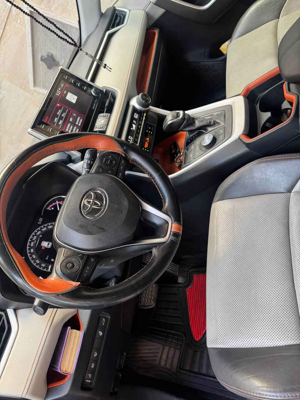للبيع: Toyota RAV4 Adventure 2020 (وارد أمريكي)
* موديل 2020
* فئة Adventure
* محرك 2.5 لتر Dynamic Force، 4 سلندر
* قوة 203 حصان
* ناقل حركة أوتوماتيك 8 سرعات
* دفع رباعي ذكي (Dynamic Torque Vectoring AWD)
* نظام Multi-Terrain Select للطرق الوعرة (طين، رمل، صخور، ثلوج)
* قدرة سحب 1,588 كغم (3,500 رطل)
* جنوط ألمنيوم 19 إنش
* ارتفاع عن الأرض 8.6 إنش
* فتحة سقف كهربائية (إذا كانت موجودة)
* باب خلفي كهربائي (إذا كانت السيارة مزودة بحزمة Convenience) 
*أنظمة الأمان والمساعدة على القيادة:

* رادار أمامي مع مثبت سرعة ذكي (Dynamic Radar Cruise Control)
* نظام الفرملة التلقائية قبل الاصطدام
* تنبيه مغادرة المسار مع مساعد التوجيه
* مساعد تتبع المسار
* مراقبة النقطة العمياء (Blind Spot Monitor)
* تنبيه حركة المرور الخلفية (Rear Cross Traffic Alert)
* قراءة إشارات المرور
* إضاءة عالية أوتوماتيكية
* كاميرا خلفية 
* التجهيزات:

* تشغيل بصمة (Smart Key)
* تشغيل زر (Push Start)
* شاشة لمس
* دعم Apple CarPlay وAndroid Auto
* مكيف أوتوماتيك ثنائي المناطق
* مقود ومقبض ناقل حركة مكسوان بالجلد
* مقاعد SofTex الرياضية مع تطريز برتقالي
* قضبان سقف (Roof Rails) 
* ⁠* وارد أمريكي.
* حادث سابق بسيط في الباب وتم إصلاحه.
* لا يوجد تبديل في القطع الرئيسية (بحسب وصف المالك).
* الميكانيك بحالة ممتازة.
* ⁠ تدفئة للمقاعد، 
* ⁠ماشيه  ٥٩٥٠٠٠كم
* ⁠سعرها  ٢٤ الف دولار 
* ⁠التواصل للمهتمين رجاءا
***********
***********
