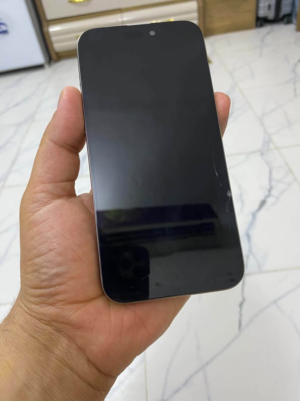 15برو ماكس الذاكره 256 البطاريه 87  مستبدل فقط شاشه وبيهه فطر السعر 665قفل رقمي***********

نص مكتوب في الصور:
- ٦:٠٠ القطع والخدمة تجمع Apple سجل تاريخ القطع والخدمة، وهذا السجل يعرض معلومات عن هذا الـ iPhone وحالته وتفاصيل إصلاحه. معرفة المزيد... سجل تاريخ الخدمة الشاشة غير معروف
- حالة البطارية
- عادية
- تعمل بطارية iPhone هذه على النحو المتوقع. حول البطارية والضمان...
- الحد الأقصى للقدرة
- ٨٧٪
- هذا قياس لقدرة البطارية مقارنة بقدرتها عندما كانت جديدة. قد تتسبب القدرة المنخفضة بتقليل ساعات الاستخدام بين عملية الشحن والأخرى.
- عدد الدورات
- ٦٣٨
- هذا هو عدد مرات استهلاك iPhone لقدرة البطارية.
- معرفة المزيد...
- تاريخ التصنيع
- أيار ٢٠٢٤
- أول استخدام
- أيلول ٢٠٢٤