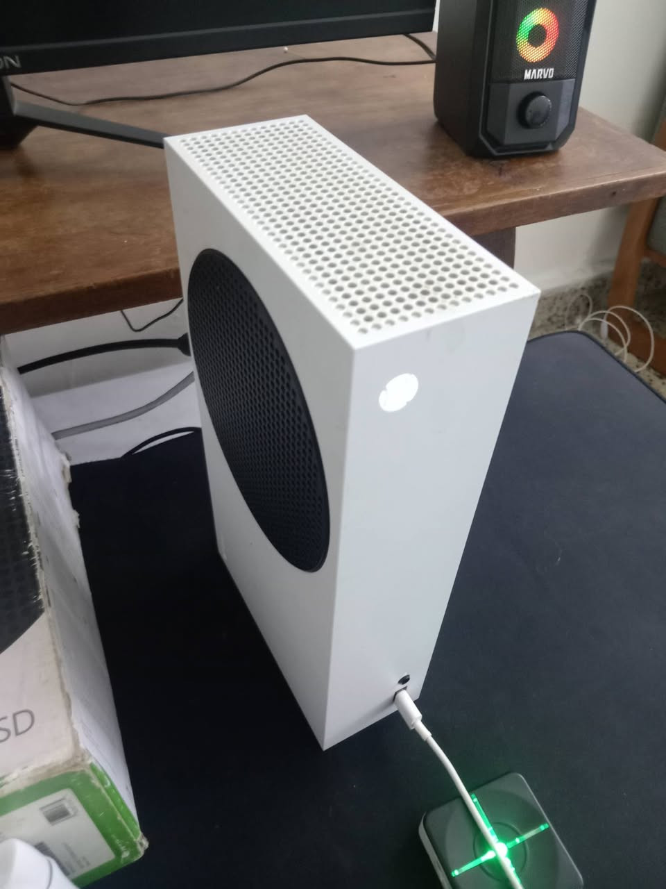 جهاز x box سيريس اس نظيف جدا اصدار 2023 مع جويستكات 2 الاصلية + احترافية مع شاشة كيمنك نوع game one المعروفة مع سماعات مكبرات عدد 2 ضوئية مع حساب كيم باس شهرين كلها بسعر 500 الف وللتواصل على الواتساب ***********
