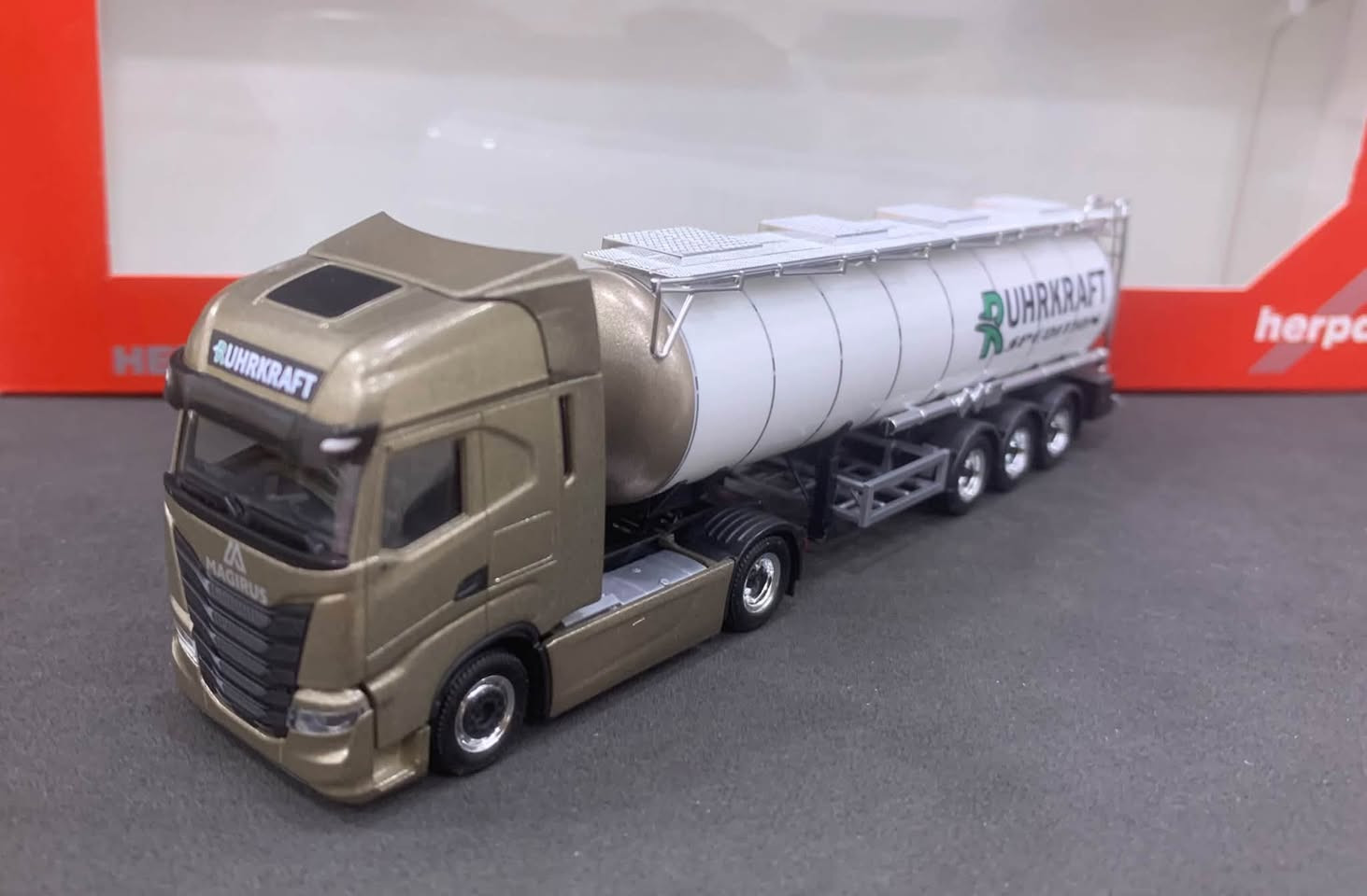 مقاس ١:٨٧ • IVECO • Herpa