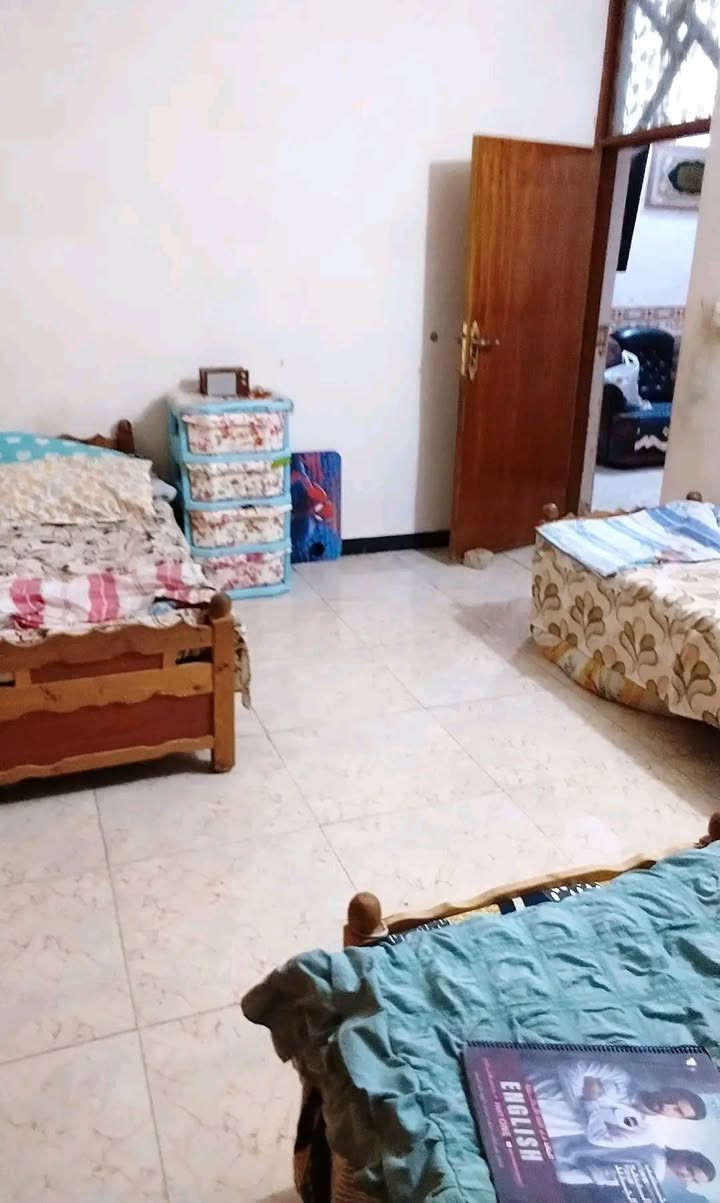 السلام عليكم
دار للبيع
المساحه 240م
العنوان حي ذويب الأول الفرع الخامس
البناء طابوق الارضيه بورسلين السطح فرشي المجاري خط للبزل
غرفتين نوم هول استقبال صاله مطبخ صحيات داخليه وخارجيه
البيت جاهز للسكن
للاستفسار الاتصال ***********
