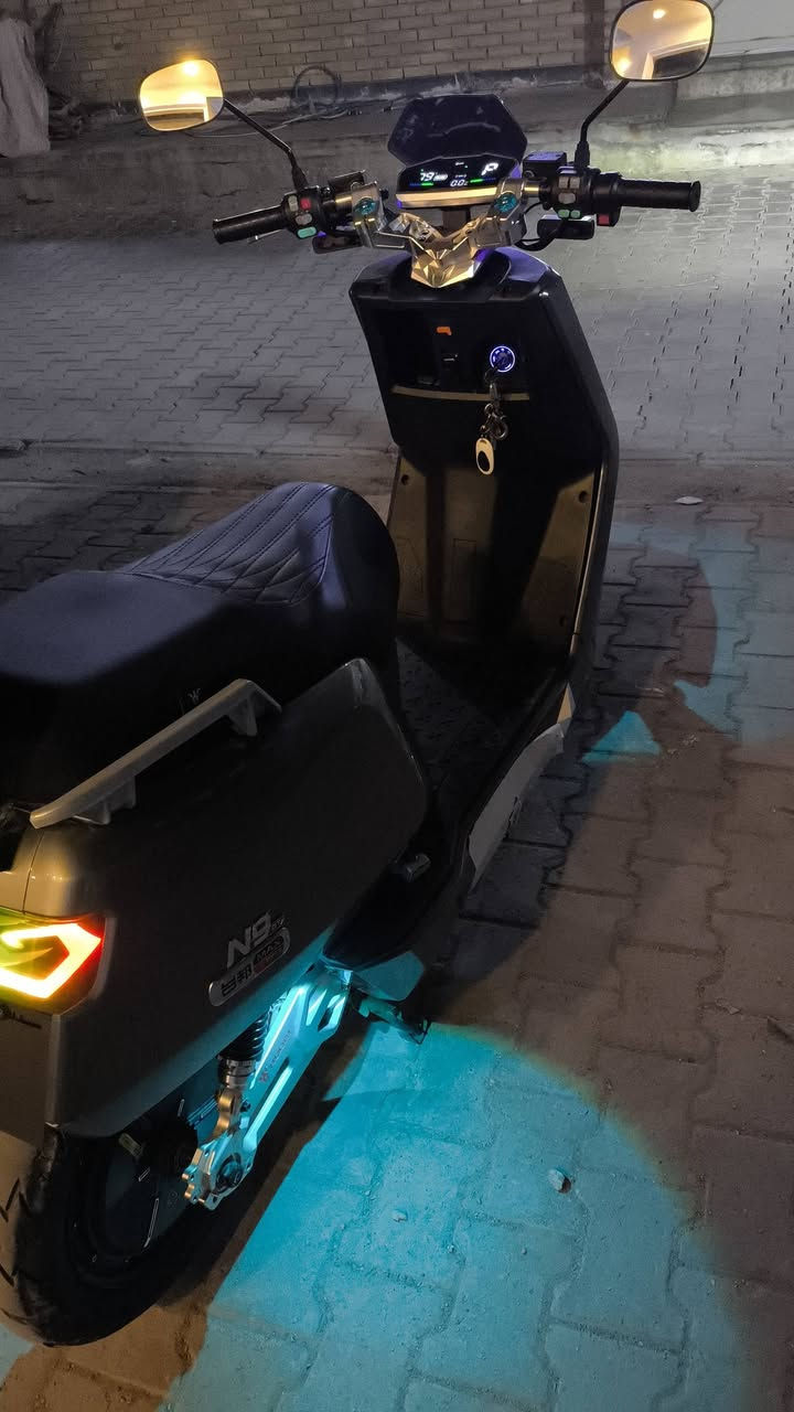 دراجه كاسحه
بطاريه ليثيوم يومين لشحنه الوحده يله تخلص شحن 

80كيلو تمشيك 

مزوده من شركه ستيرن ودبلات. وبريكات رياضي 

3سرع 

نضام بلوتوث صوت ومسجل 

لايت زنون عالي وناصي 

نضيفه كلش بس بيها كسر بل كفر مثل مموضح بل صوره 

سعر 900. 

مكاني بغداد جديده رزاق ابو الفلافل

***********

