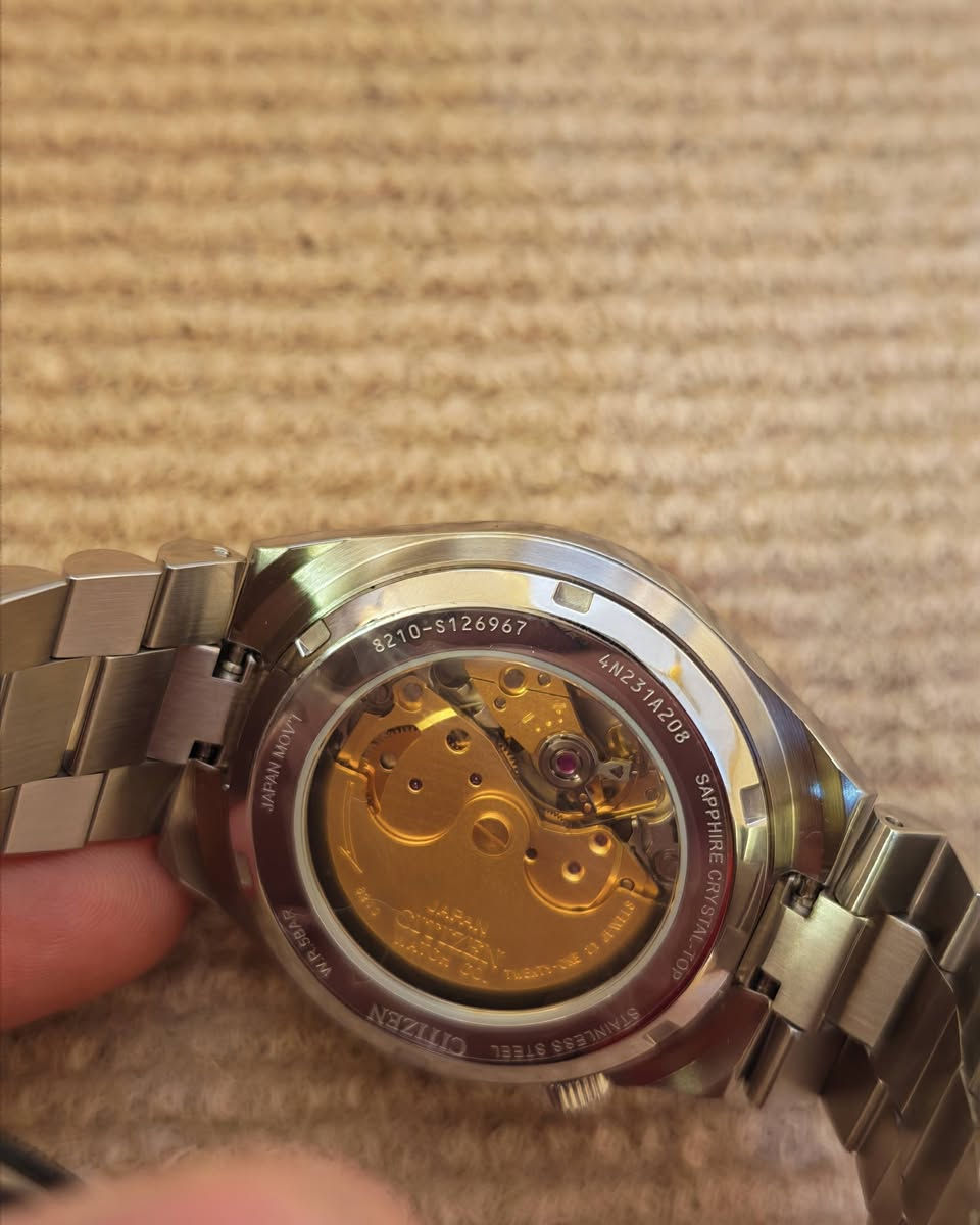 يا الله
ساعة سيتيزن تسويوسا أوتوماتيك (Citizen Tsuyosa Automatic، المرجع NJ0151-88Z أو الطرازات القريبة منها بمينا برتقالي/أصفر زاهٍ)، وهي ساعة رجالية ميكانيكية رياضية بتصميم عصري فاخر.أبرز المواصفات:حجم الهيكل: 40 ملم من الستانلس ستيل المقاوم للصدأ مع سوار مدمج ومريح.الميناء والزجاج: ميناء بلون برتقالي مميز مع زجاج من الياقوت (Sapphire Crystal) المقاوم للخدش، يضم عدسة مكبرة لنافذة التاريخ عند موضع الساعة 3.الحركة (الماكينة): حركة أوتوماتيكية ميكانيكية (عياّر ميوتا Calibre 8210) باحتياطي طاقة يصل إلى نحو 42 ساعة، ومقاومة للماء حتى عمق 50 متراً
***********
