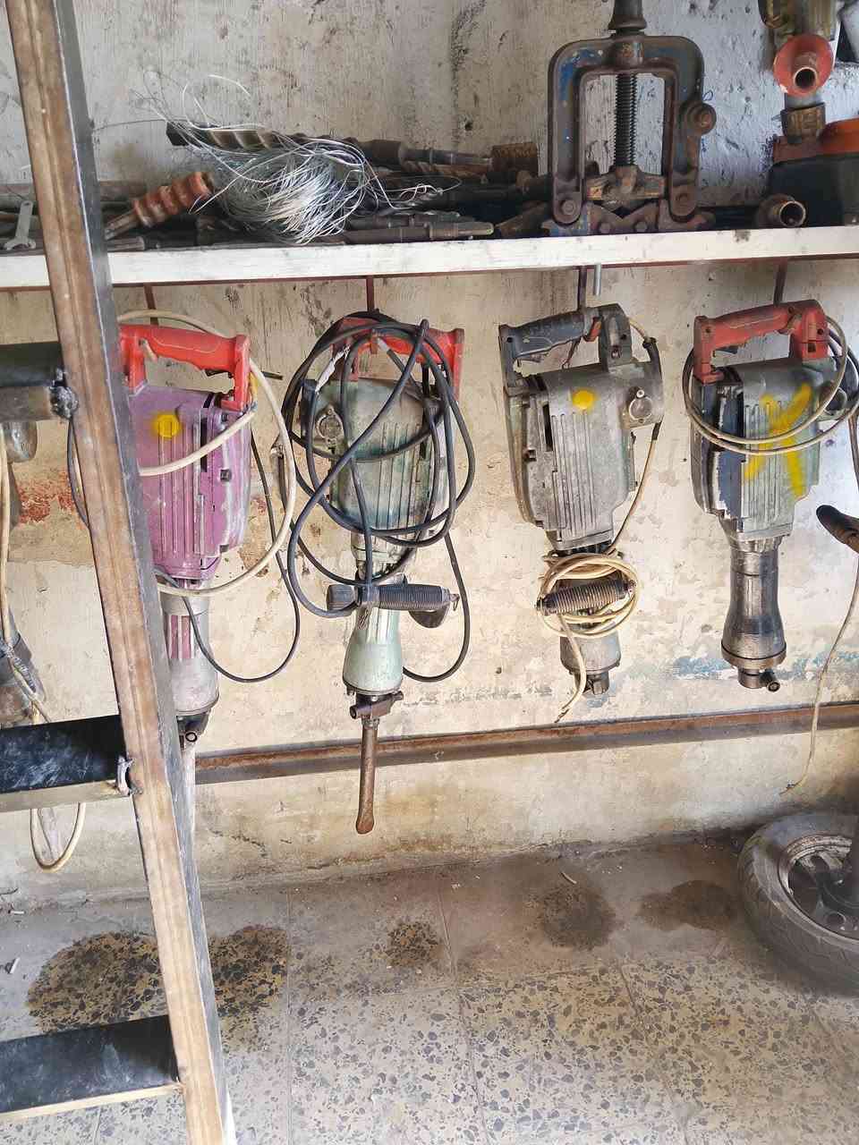 عندي غراض محل لبيع العنوان م الصدر قطاع 61 رقم ***********
