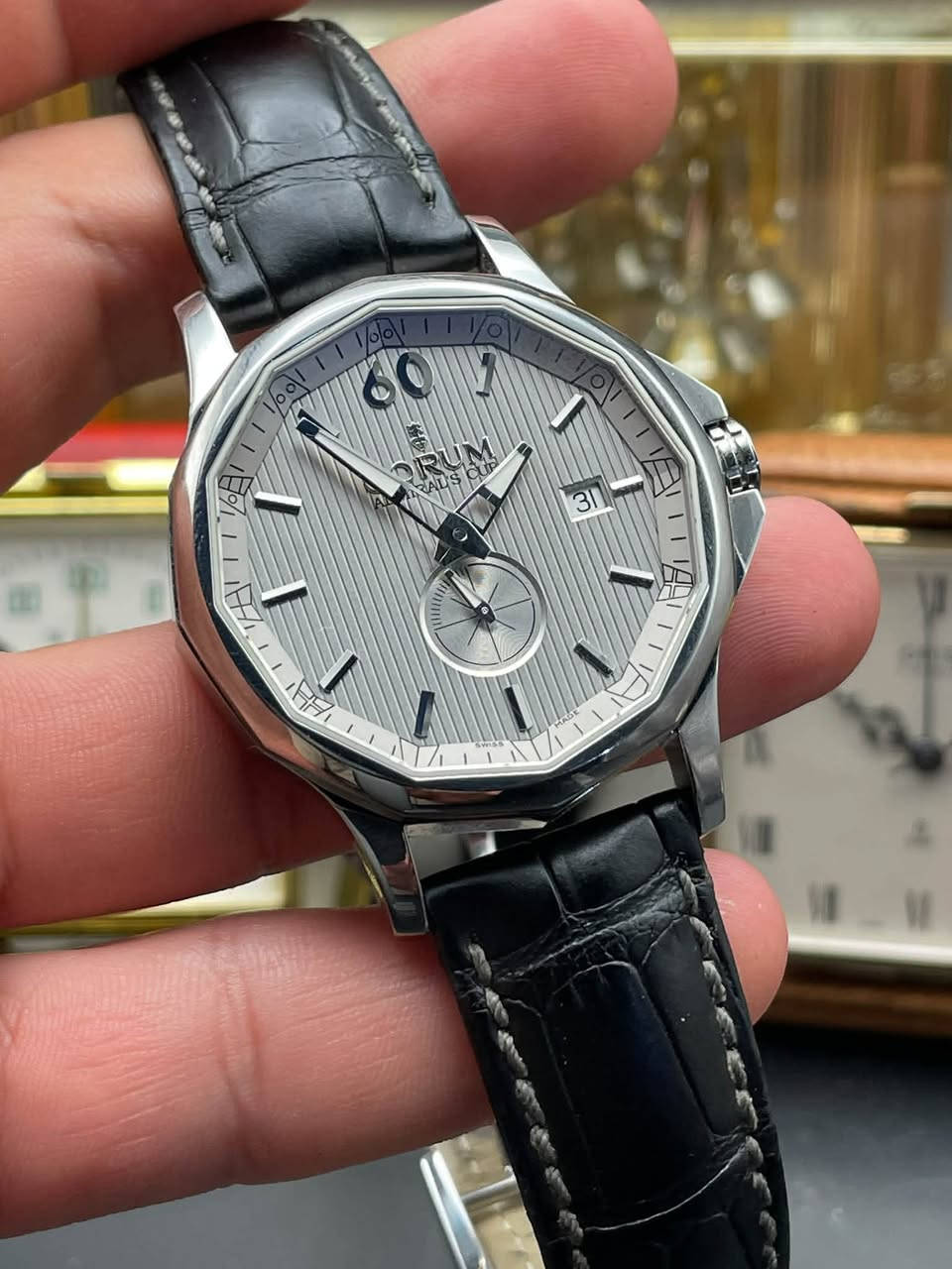 Corum

Size 42mm // مقاس ٤٢

The bag is in a very rare hexagonal shape // الكيس على شكل سداسي جداً نادرة 

للتواصل على الخاص او واتساب ***********
