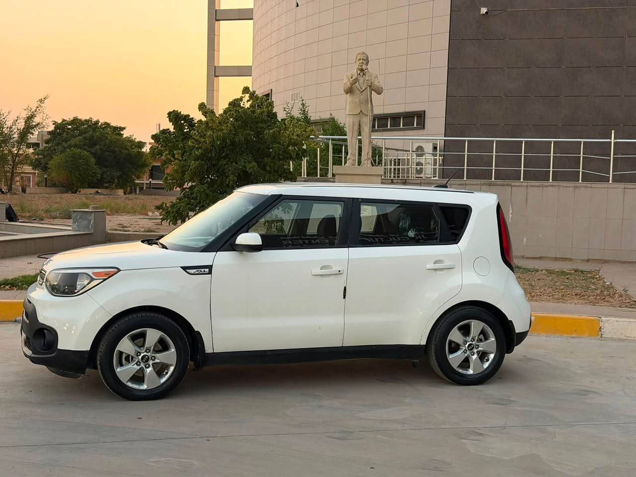 Kia soul

كيا سول 
موديل ٢٠١٩
رقم سليمانيه.  كوبون بنزين بي  بشرط تحويل ثاني يوم 
كير محرك بشرط مامفتوح  محرك جبير 
سياره جديد و جاهزه بدون نقص
تاخم صدر.  تايرات جديد 
مواصفات eco.   شاشه جبير.  ABS  سماعات boss  
تحديد سرعه.   و تحكم استيرن 
سياره بيها باب واحد صبغ بدون دواخل. بدون ارباك 
مكان سياره كركوك 

سعر ١١٥ وبي مجال.  خابر وتدلل ماجاوب تعليق او رساله 
***********
*********** كركوك, العراق
