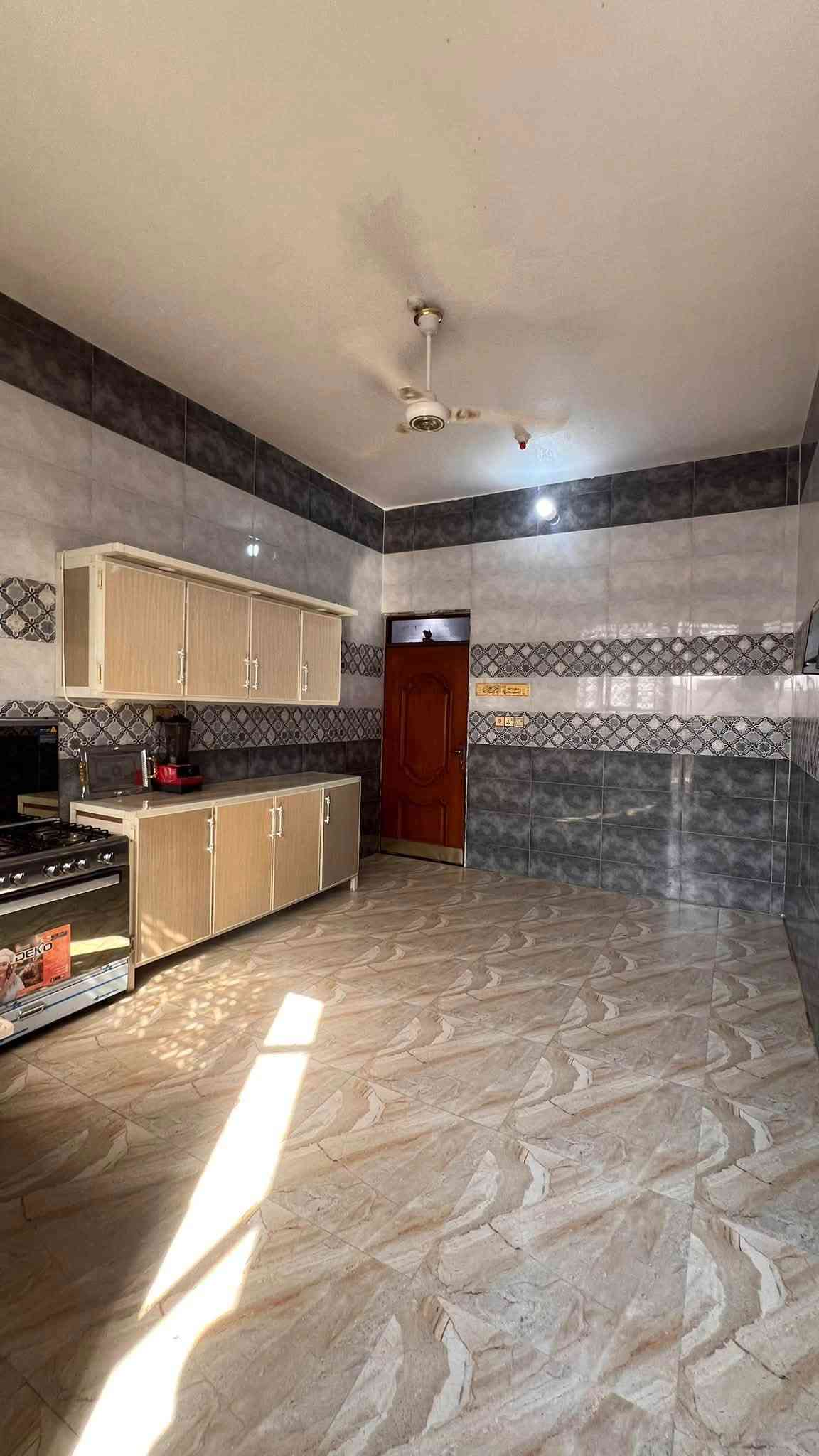 سلام عليكم بيت عندي مساحته 150 نزاله 23واجهيته 7ونص غرف 2صاله ديوانيه صحيات داخليه وخارجيه مطبخ بيت حلو ومرتب السعر خاص مكانه الصخين على الحوالي الجديد مباشر وتحياتي الكم الرقم الاستفسار ***********
