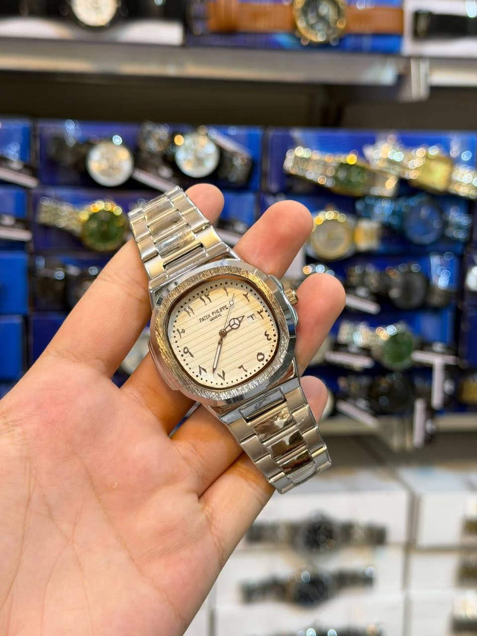 متوفر ساعات باتيك فيليب للبيع السعر جوه السوگ وشرط ارخص من البيجات سعر القطعه ب 15 الف بالبيجات من 20 وفوگ بس يمي 15 الف لأن اريد اصفي البضاعه واكو ساعات نسائيه هم وساعات رولكس للحجز التواصل واتساب ***********
