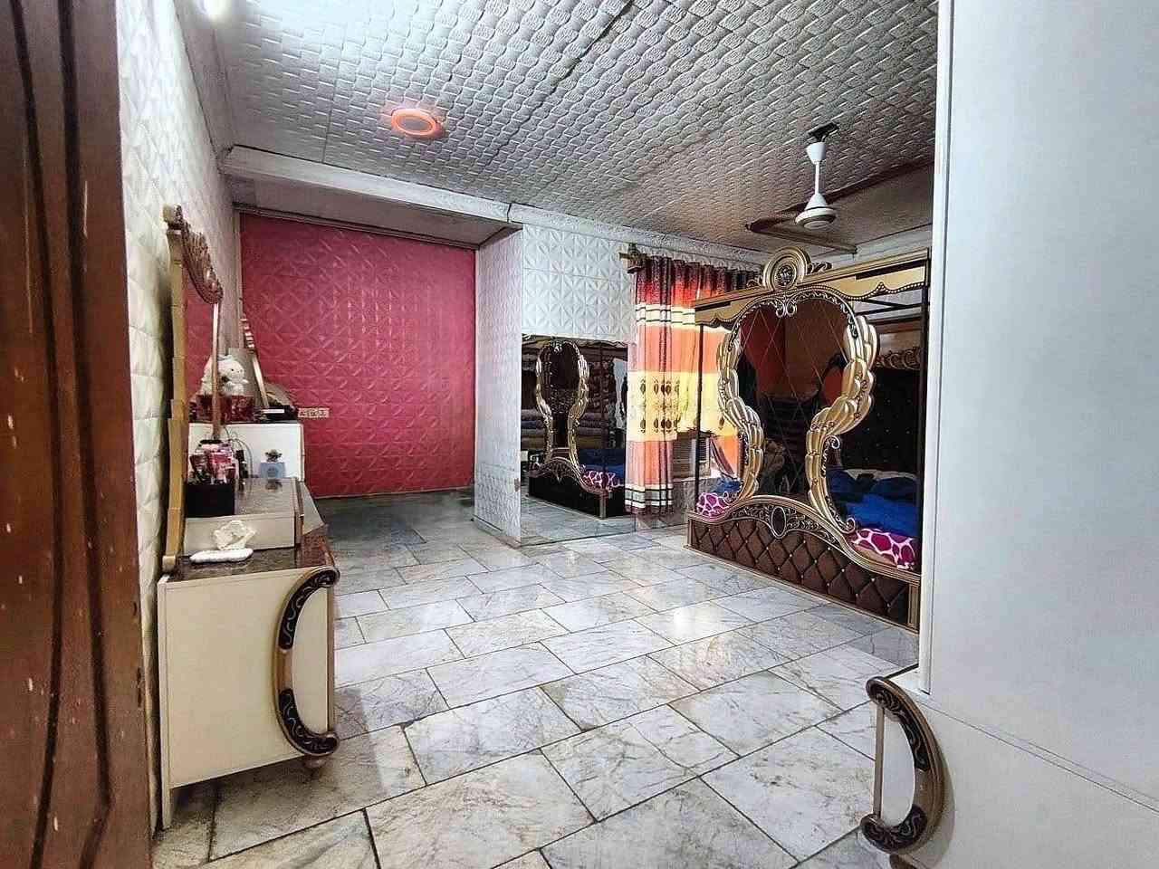 :
​🏡 بيت للبيع - 
​الموقع: خلف مركز شرطة أبو رمانة
​المساحة: 120 متر مربع
​البناء: قاطين (سقف عكادة)
​تفاصيل البيت:
​الطبق الأول: استقبال، مطبخ، ومنور
​الطبق الثاني: غرفتين نوم + صحيات
​💰 السعر المطلوب: 115 مليون (وبيه مجال)
​📞 للتواصل والاستفسار:واتساب ***********

