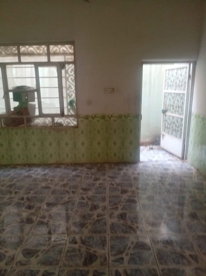 بيت للبيع مساحته 200 متر طابو زراعي يحتوي على غرفتين وصاله واستقبال وصحيات داخلية وخارجية موقعه قرب مرطبات الاعرجي بشارع الجم السعر 60 مليون
للاستفسار على الرقم
***********
