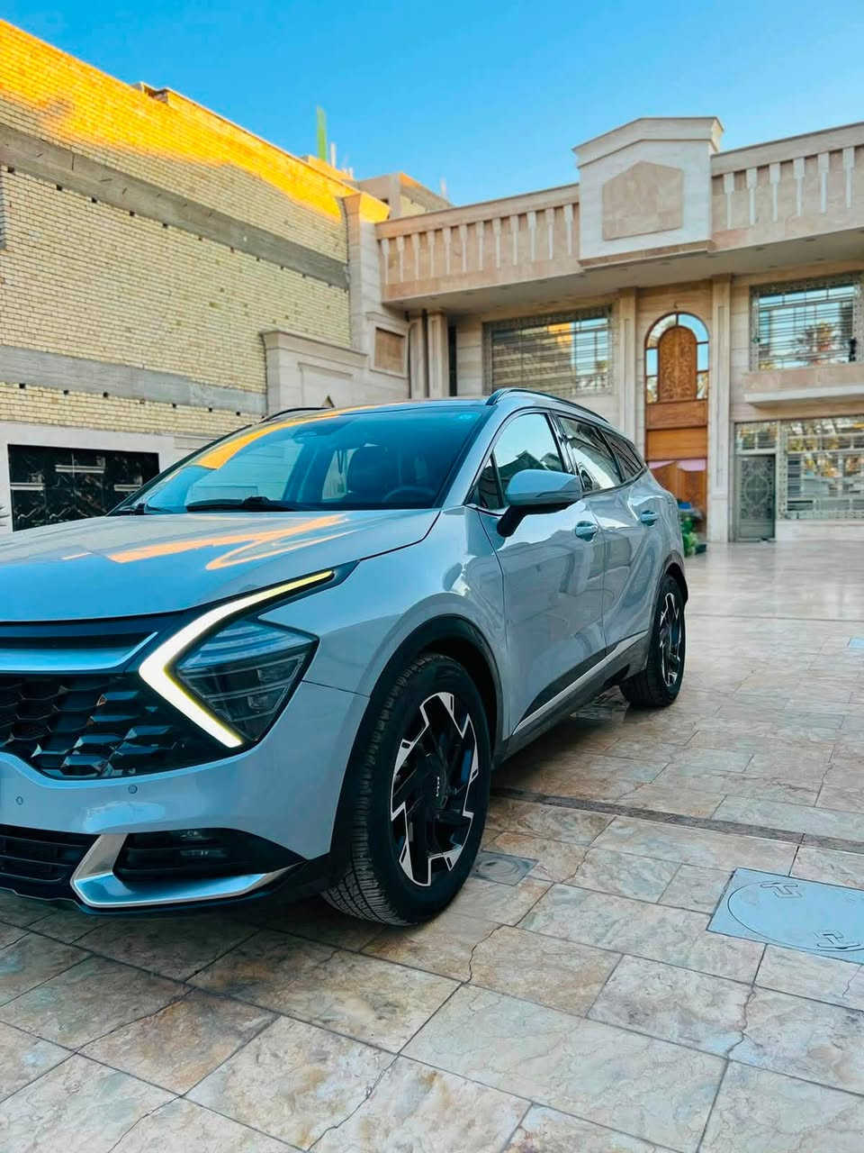 السلام عليكم🌹😎🔥 بيع فقط 
كيا سبورتج 2023  وارد امريكي ضرر موضح ب المنشور 
عداد المسافه 71 الف 
رقم بغداد تحويل مباشر 
المواصفات 1/1 🔰 برستيج 
الون اسمنتي 
بصمه تشغيل وابواب 
تشغيل عن بعد 
محرك 2.5 
سقف بونراما 
كامرات عدد 5 360 درجه 
تدفئه وتبريد ب الكشنات 
‏‎شاشة كبيره على طول دشبول 
‏‎رادارات محيطه 360 
كشن السائق خزن مومري 
نظام صوت هارمن 
كشنات كهرباء + تدفئه وتبريد 
‏‎نزول منحدرات                                                    
‏‎تبريد قطعتين 
‏‎اوتوهولد 
‏‎ويل كروم ‎
‏‎بلوتوث USB ابل كار بلاي والاندروير . 
‏‎حاجب ليد
‏‎نقطه عمياء
‏‎مراة تعتيم
‏‎اشاراة بالمراياة الجانبيه                                     
‏‎فول تحكم ستيرن                                             
‏‎سايد بريك بصمة                                                       
‏‎زنون + Led
‏‎شحن اللاسلكي                                                            
‏‎داخل اسود جلد 
‏‎نضام قياده أيكو + سبورت + نورمل كومفرت
‏‎مثبت سرعه
‏‎تحديد مسار والقياده الاليه 
‏‎لايت Led زينون 
‏‎منفذ شحن في المقاعد الأمامية
وبعد بيها مواصفات 

السعر 193 وبيها مجال 

📍مكان بغداد الكاظميه 

📞 ***********  وتساب 
‏‎
