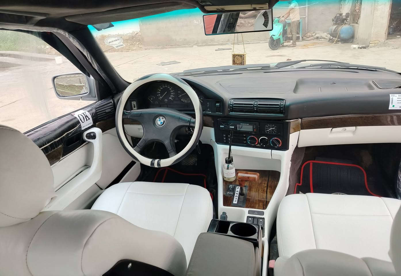 السلام عليكم
سياره bmw525

1/-مكينه مسكر عالشرط 

2/-كير اوتو كذالك عالشرط 

(شلعتها وترايها تخبل السياره) 

  3/-غرفه لون ابيض ملكي مثل ماوضح بالصور والفيديو

دبل شكمشه +فتحه سلايت طكتين جام كهربائي 

4/-حداديه السدر الاخير مضبوط عالاخر من عربانه وملحقاتها +#اكسل خفيف رون ناصي 

السدر الامامي75٪حلو. ونضيف بحيث سياره ناعمه بشارع 

عليها #تخم تاير جديد 

#نواقصها اجلكم الله ضربتلي جلب🦮 عالدولي وطيرت ربع من طرف الدعاميه الاماميه مثل ماوضح بالصوره مابدلتها بقت مثل ماهيه الضربه صار من جهة بطل الغاز مال التبريد ف طار غازها مافحصته نقص بس واشرات لو بطل كامل مادري 

كمبريسر شغال وفان تبريدها ماكلك مفول بس هنه تبريدهن معروف وترايش البيبان وكعن من الشمس لن ماعندي كراج الها وملتهي بالبنيان قيمتهن متجاوز 20الف

الضربه فقط كسرت طرف الدعاميها ومااثرت ابقية السياره 

#باسمي شخصيا سنويه جديده ورقم دولي جديد مداور ثاني يوم سياره 525اصل وفصل مو محور 
رقمي ***********
وبالعافيه عالياخذها مقدما 

السعر 55وبيها مجال والشراي يشلع عيوني وبخدمتكم انشاء الله انشالله مانسيت شي ماذكرته واسف عالاطاله بس حتى تكون على بينه من تقره 

رقمها26 صلاح الدين 

#العنوان محافظة الديوانية قضاء سومر منطقة البركات
