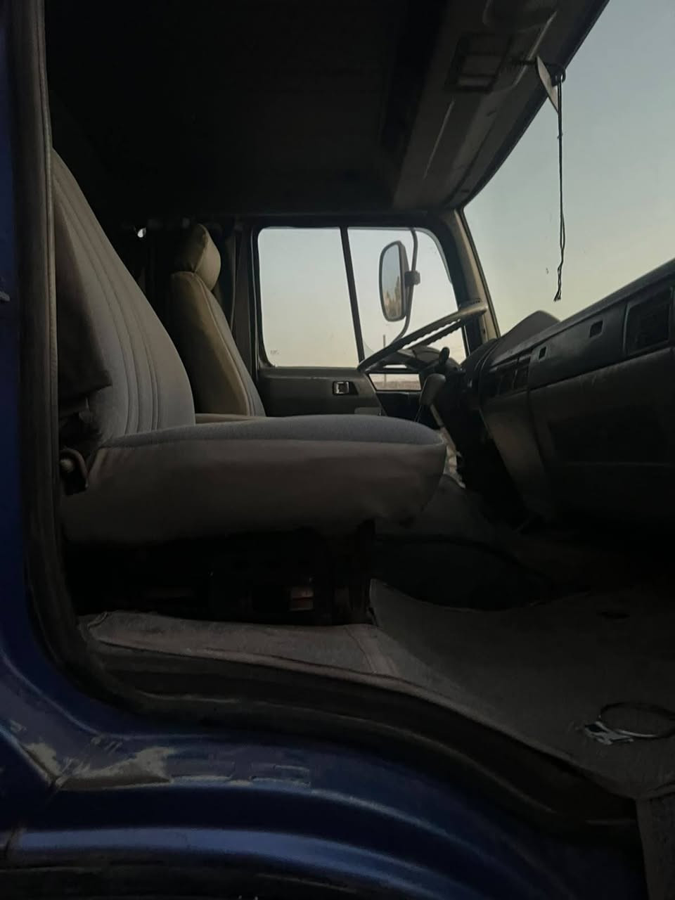السلام عليكم للبيع هينو طيره 8برغي فحل  مكينه 90 لا صرف ولا بخار موديل 93 سنويه جديده بسمي تخم تاير حداديه جديده طوله 8متر شاصي عريض بلادي  محجر متحرك بدي حديد فوك وجوه سياره جاهزه رقم بصره مكان السياره حله بابل ***********

