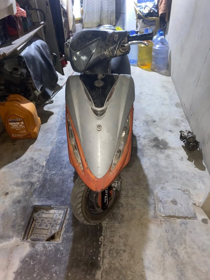 السلام عليكم
كامكو جي فور نوزل
تمشي 140 مكينتها 125cc
عطلها كهربائيات هية تشتغل بس تقطع ابيعلك كوم حديد
السعر 125 وبيها مجال للشراي 
مكاني بغداد البياع
استفسار ***********
