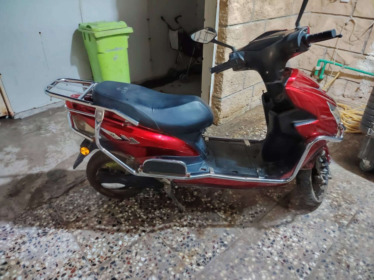 دراجة شحن من شركة فوجي بطاريه رصاص عدد6 درع ملف 2800 سرعه 80 حقيقي تمشيك 65km بل شحنه الوحده دراجه مكفوله 2 بصمات تشغيل عن بعد نضام R والباركينك اوراقها موجوده مال شركه والعقد مال شراء السعر 550 وبيها مجال للتواصل ***********
