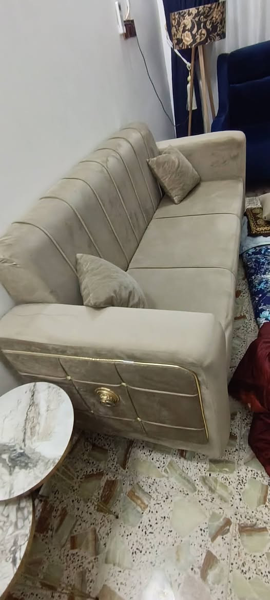 السلام عليكم تخم 7 مقاعد للبيع نظيف جدا مع كوشات 4 للبيع العنوان حله حي العسكري شار ع 80 السعر 300 وبي مجال قليل  بم الهاتف ***********
