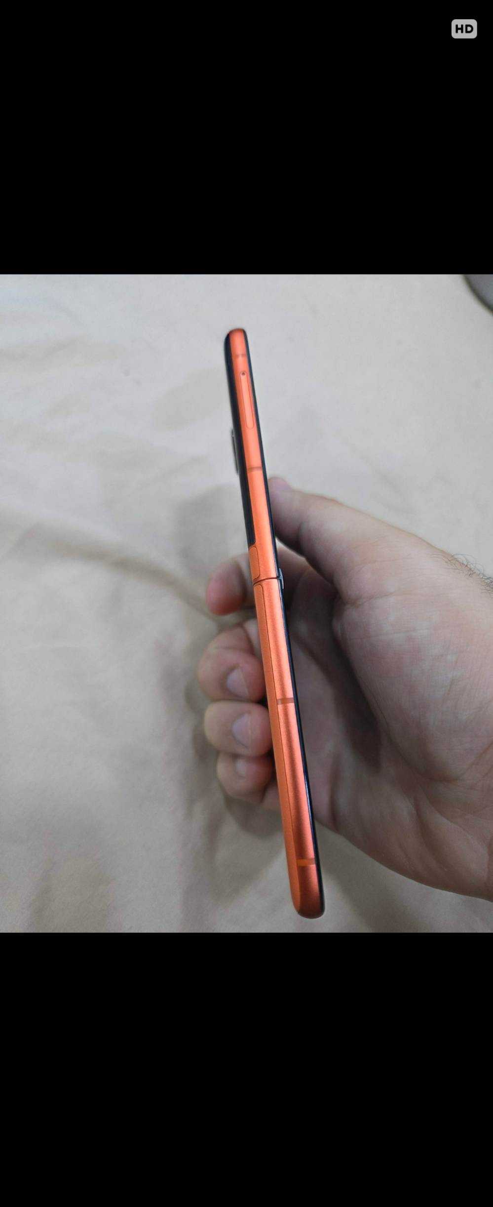 هاتف موتورلا razr 50s flep قابل للطي 
الجهاز نظافة 100% 
بطارية 100%
ذاكرة عشوائية 256Gb 
الرام 8+16=24 

الجهاز يحتوي على شاشة رئيسية قابلة للطي بقياس ستة فاصل تسعة إنش

وشاشة خارجية ممتازة بقياس ثلاثة فاصل ستة إنش.

ويعمل بمعالج MediaTek Dimensity سبعة آلاف و ثلاثمئة إكس، 

كاميرته الخلفية الأساسية دقتها خمسون ميجابايت، ويضم كاميرا أمامية بدقة اثنين وثلاثين ميجابايت وبطارية بقوة أربعة آلاف ومئتين مللي أمبير، بالإضافة إلى مقاومته للماء بمعيار أي بي إكس ثمانية

سعر الهاتف 650 الف ومجالة بسيط جدا 
يحتوي على شاحنة وكفر اصلي 
من دون باكيت الجهاز
رقم الهاتف ***********