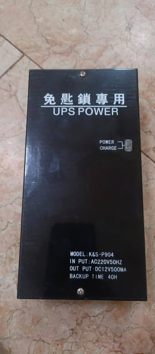 هذا الجهاز هو مزود طاقة احتياطي (Mini UPS) مخصص لأبواب القفل الإلكترونية أو أنظمة التحكم في الوصول، ويظهر عليه النص الصيني (免匙鎖專用) الذي يعني "مخصص للأقفال بدون مفتاح".معلومات الجهاز والمواصفاتالموديل: K&S-P904الجهد الداخل (Input): 220 فولت تيار متردد (AC220V 50Hz)الجهد الخارج (Output): 12 فولت تيار مستمر بجهد 500 ميللي أمبير (DC12V 500mA)وقت النسخ الاحتياطي (Backup Time): يصل إلى 40 ساعة (40H)الاستخدامات الشائعةتشغيل أقفال الأبواب الذكية وأجهزة البصمة عند انقطاع التيار الكهربائي.توفير طاقة مستمرة ومنخفضة الاستهلاك للأجهزة التي تعمل بنظام 12 فولت وتحتاج لفترات عمل احتياطية طويلة.

السعر 20الف 

للتواصل ***********
