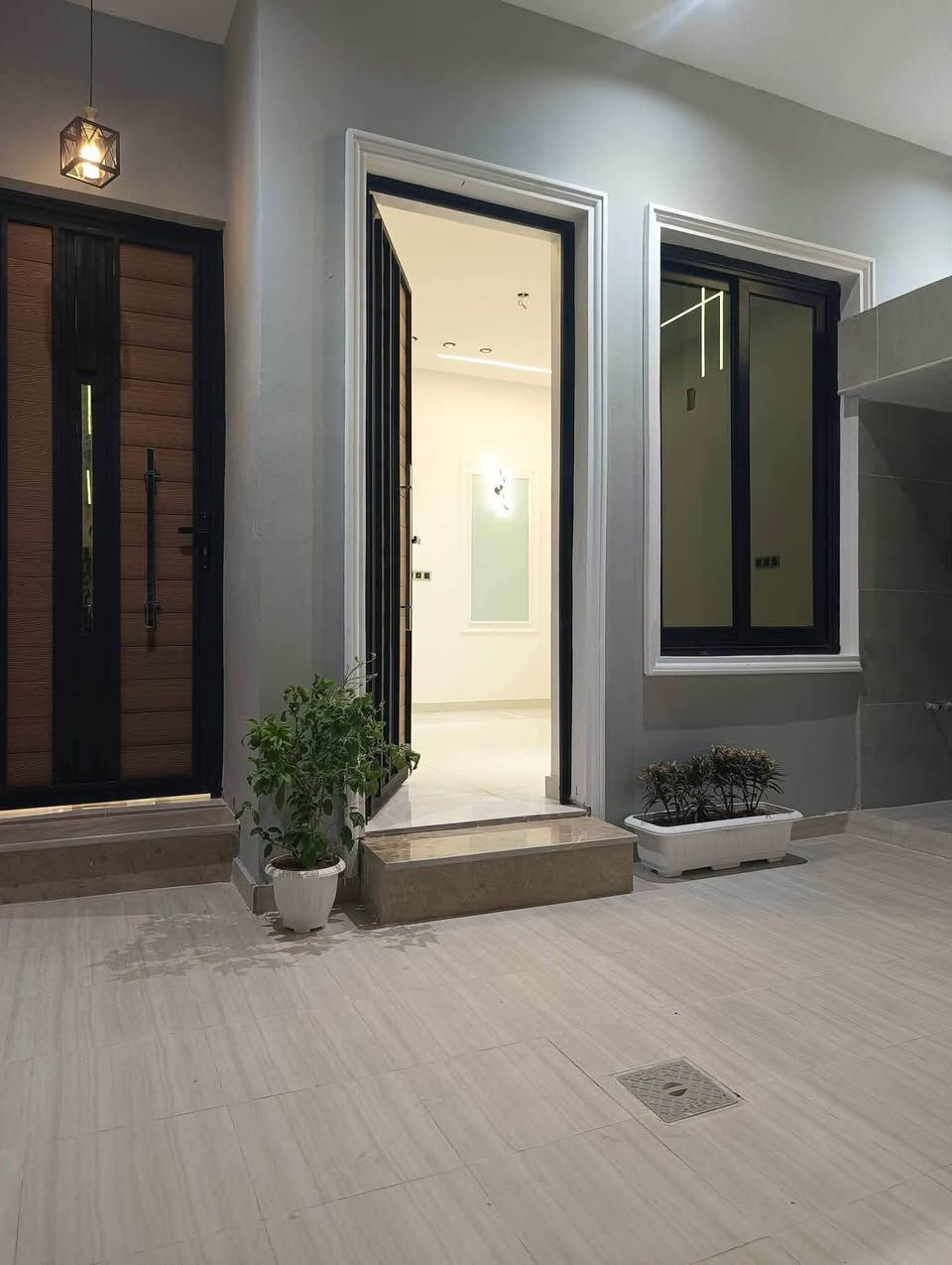 🏠 عرض مميز للبيع – دار سكنية جاهزة

📍 الموقع: الحلة – شارع 80 – بداية مدخل الطهمازية، خلف حلويات قصر الشام

📐 مساحة الدار: 145 م²
🏗️ بناء حديث – طابقين
📜 جنس الأرض: طابو صرف زراعي

✨ تفاصيل الدار:
• غرفتان نوم
• صالة
• مطبخ
• استقبال
• مجمع صحيات داخلي وخارجي
• تصميم عملي مناسب للسكن العائلي

💰 السعر:135 مليون

📞 للاستفسار والتواصل: علي صفاء للعقار
***********
