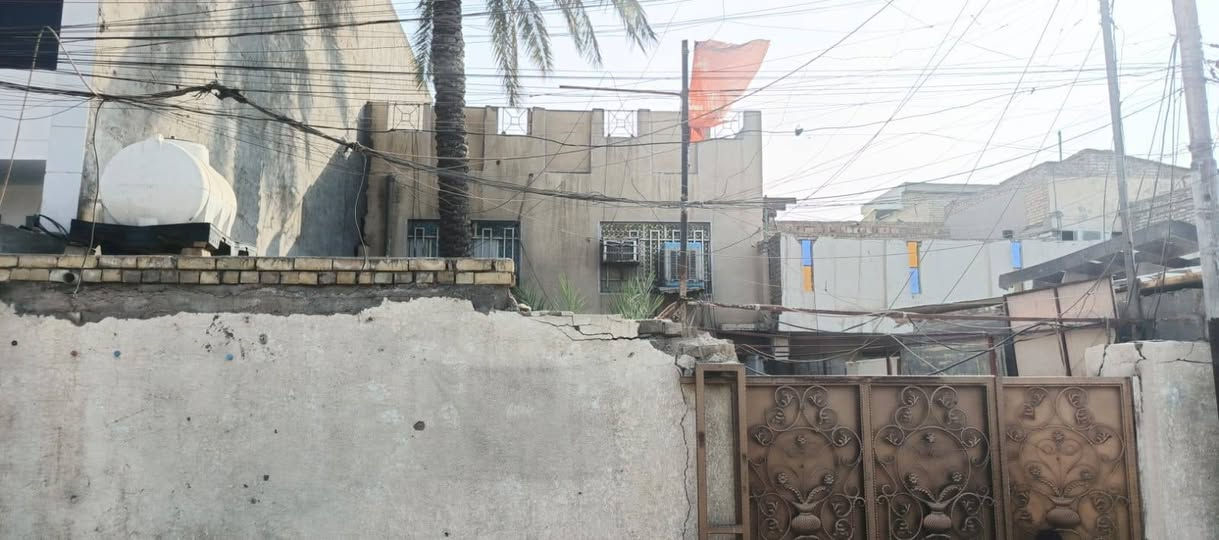 بيت 200 متر للبيع
الواجهه 8 ونزال 25 
بي 4 غرف نوم وحدة بالطابق الاول و3 بالطابق الثاني 

بغداد الاورفلي قرب لحوم العقابي فرع اسواق عقيل 
رقم الهاتف ***********
