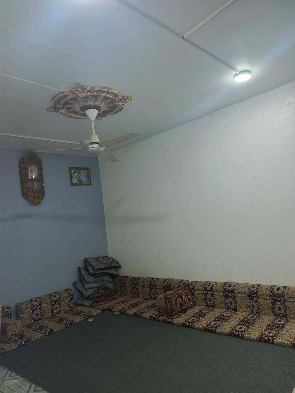 بيت للبيع 
مساحه225
براني وهول وغرفتين ومطبخ وحمام داخلي  وحمام خارجي وطارمه وحديقه وممرات العنوان حي الصدر الثالث خلف الملعب الخماسي  جميع الخدمات متوفره السعر مناسب اومراوس بارض زراعيه به بيت  موبايل ***********
