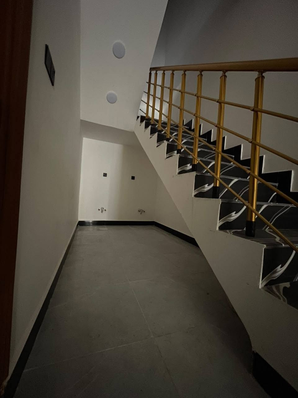 🏠 بيت بناء حديث درجة أولى للبيع – جاهز للسكن
📍 الموقع: البصرة – أبي الخصيب – طريق الوسطي، قرب المدرسة الصفره

📐 المساحة: 110م²
📝 الطابو: زراعي باسم عراقي أصولي
📄 سهم أو نسخة + وكالة
👤 صاحب الأرض عراقي حي يُرزق

يتكون من:
🛏️ غرفتين
🛋️ صالة
🏡 ديوان
🍳 مطبخ
🌿 طارمة
🚿 صحيات داخلية وخارجية

✨ البيت جاهز من كل شي وموقعه مميز
💧 ماء | ⚡ كهرباء | 🛣️ شوارع مبلطة
🏫 مدارس قريبة | 🛍️ مراكز تسوق
🔐 منطقة هادئة وآمنة

💰 السعر: 70 مليون
🤝 قابل للتفاوض

📞 للتفاصيل: ***********
***********
