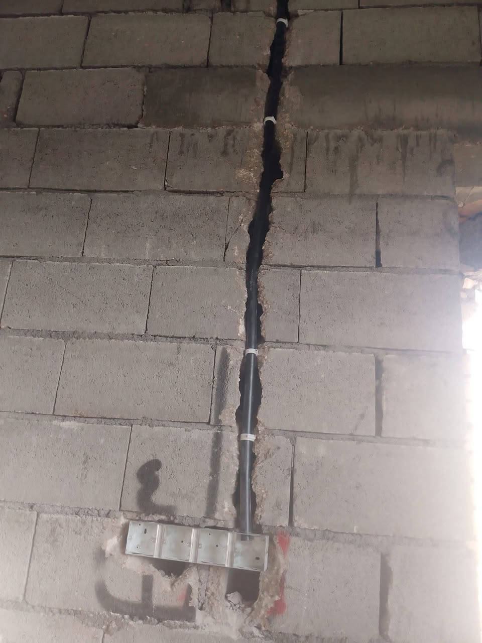 تم الحمدالله حفر بيت نزالات كهرباء في حي الزيتون علا على مكينه ودريل مواعيد دقه في العمل العنده حفر نزالات كهرباء أو تفليش ارضيه أو حدل ارضيات بيت  يتصل علا الرقم ***********
