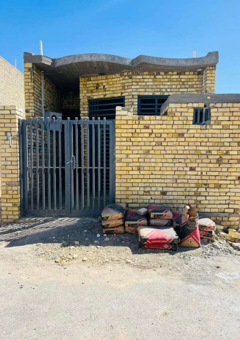 هيكل مسقف للبيع المساحة 100 متر(٢٠x٥)بناء درجة اولى 
منطقة حي المهندسين طريق بغداد يقع البيت على شارع رئيسي 30 متر موقع تجاري قرب جامعة ميسان كلية الهندسة مقابل جامعة الإمام الكاظم طابو زراعي ٢٥ داخلة ضمن التخطيط العمراني للمدن خدمات المنطقة كاملة تبليط ماء مجاري كهرباء للستفسار لاتصال على الأرقام 
***********
***********
