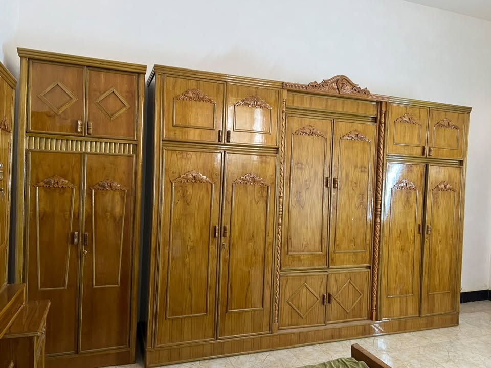 سلام عليكم غرفه أخشاب للبيع
7 قطع مامستخدمه نهائياً 
سعرها 1200 عنوان حله مركز
للتواصل ***********
