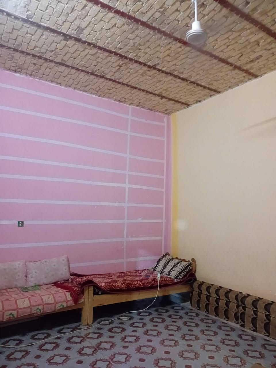 بيت ٢٠٠ متر 
غرفتين 
وصاله
ومطبخ
وصحيات خارجيه 
وساحه جبيره
السعر ٣٥ وبي مجال
للاستفسار
***********
