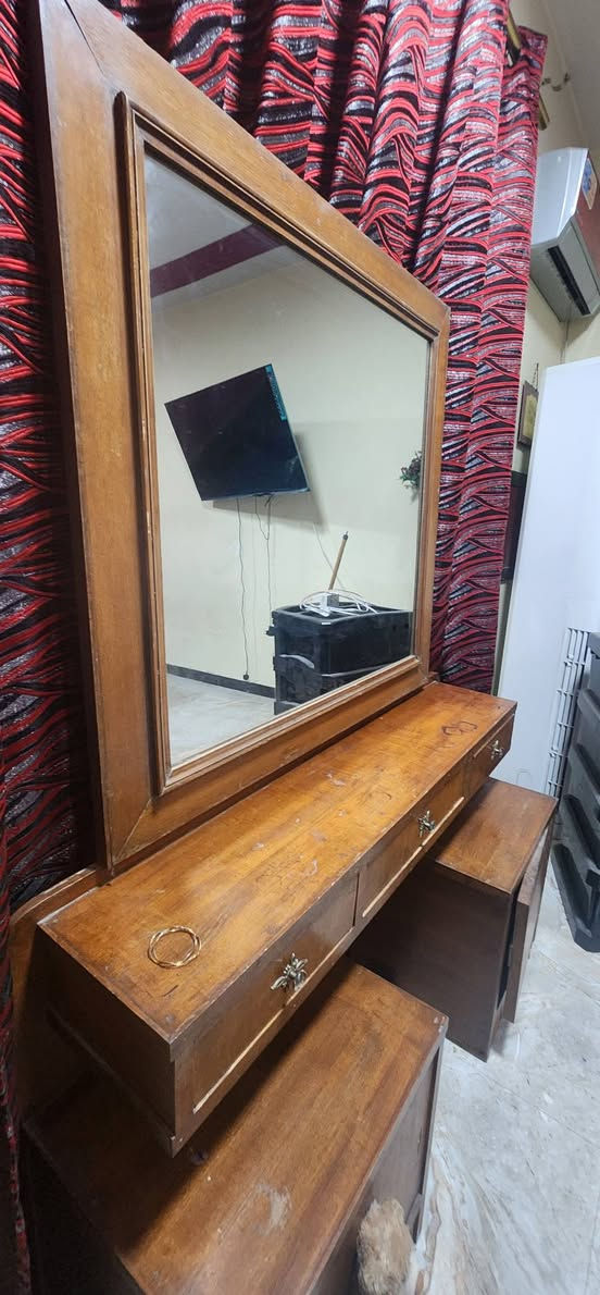 غرفة صاج خمس قطع للبيع السعر ١٥٠ الف ***********
