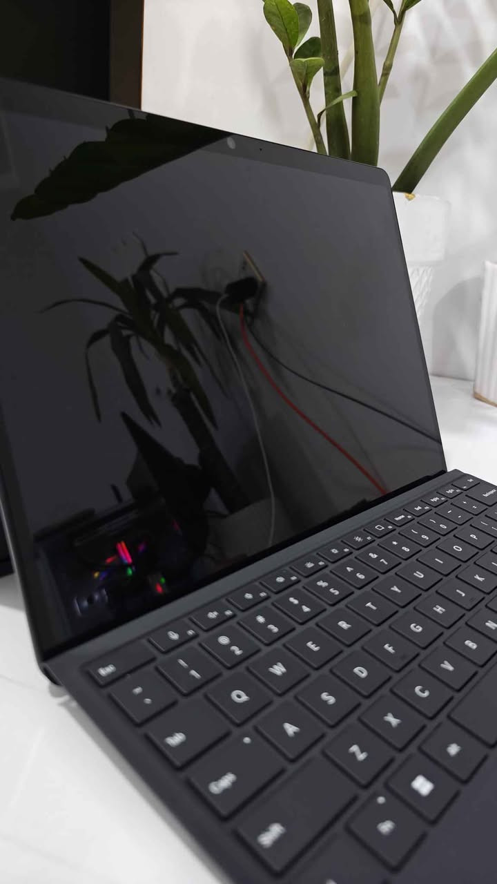 🌟 للبيع: أحدث جيل من سيرفس برو - Microsoft Surface Pro 11 (Copilot+ PC)

*اللون الاسود 
* المعالج: Qualcomm Snapdragon X Plus بـ 10 أنوية، مع وحدة NPU للذكاء الاصطناعي (أداء فائق وسرعة استجابة).
* الذاكرة (RAM): سعة 16GB LPDDR5x لأداء سلس في تعدد المهام.
* التخزين: 512GB SSD (فائق السرعة وقابل للإزالة/ال
تطوير).
* الشاشة: شاشة لمس PixelSense Flow مقاس 13 بوصة، دقة 2.8K (2880x1920)، بمعدل تحديث 120Hz لتجربة بصرية فائقة السلاسة.
* البطارية: عمر بطارية استثنائي يصل إلى 14-15 ساعة من الاستخدام المتواصل.
* الكاميرا: كاميرا أمامية بدقة 1440p (Quad HD) وكاميرا خلفية 10MP تدعم تصوير 4K.
* الاتصال: يدعم أحدث تقنيات Wi-Fi 7 ومنفذي USB-C (USB4).
* نظام التشغيل: Windows 11 Pro الأصلي.
* خاصية Face-ID 
* الحالة : نظيف جدا بدون بوكس
* البطارية 🔋: مشحون 2 مرات

السعر : 
1- الجهاز فقط 1،400،000
2- مع كيبورد اصلي 1،560،000
3- مع كيبورد و قلم اصليات 1،625،000

* ضمان اسبوعين

للتواصل والاستفسار: ***********

https://t.me/epic_store2
------------------------------
ملاحظة للمشتري: الجهاز مثالي للمهندسين، المبرمجين، والطلاب، خاصة مع سهولة فكه وتطوير قرص التخزين فيه. بغداد, العراق
