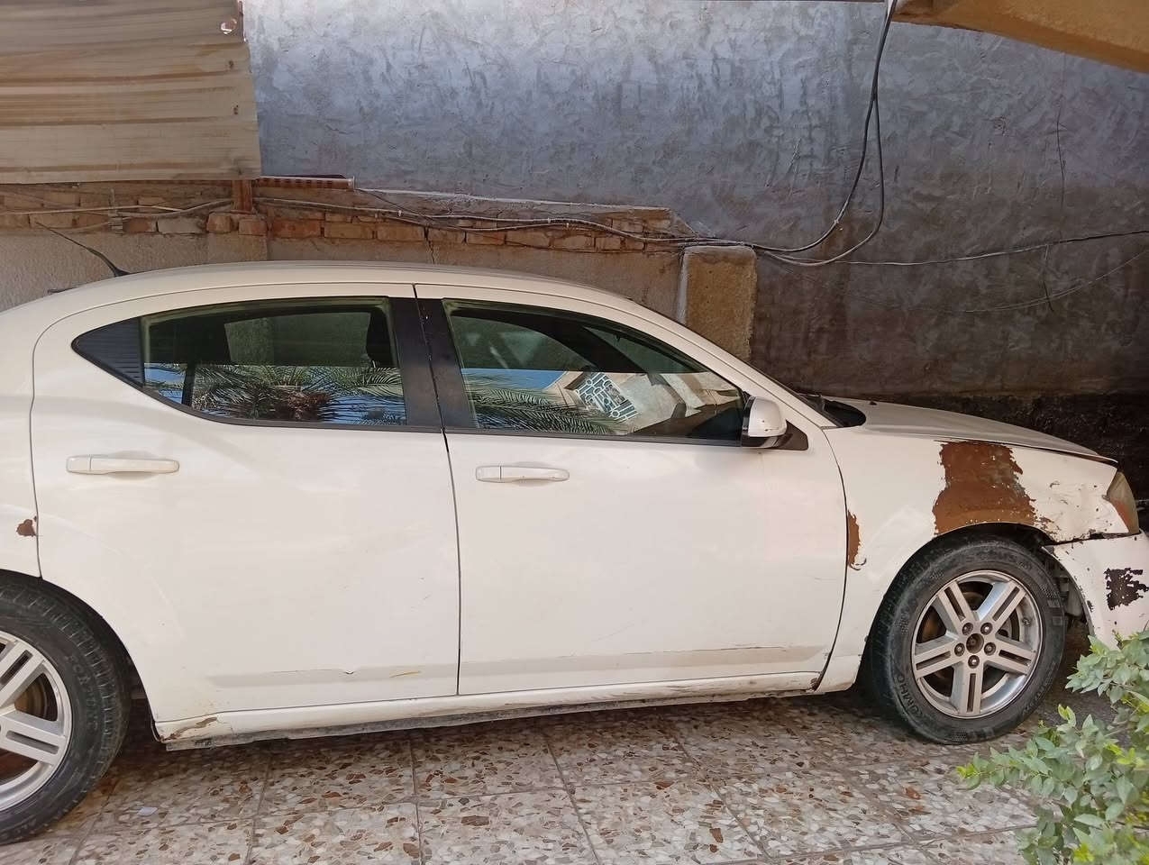 السلام عليكم للبيع افنجر ٢٠١١ابيض بغداد انكليزي باسمي بدون صبغ بلاديه بيها طخات مثل ما موضح بالصور مكينه تخربط وتنقص تبريد شغال وبيها البنيد طاير على كصه القمار من الامام مكينه ٢.٤ السعر ٤٠ مجال بسيط حك الجيه بدون مراوس مكان حله ***********
