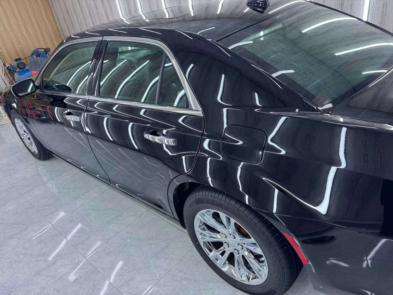 كرايسلر C300 مواصفات فتحه بانوراما برده خلفيه خزن ميموري كشن جلد تدفئه تبريد  ويل 18مكسيكي حداديه جديده سياره جاهزه بجم كبس  تبريد ثلج  موديل 2018 مرمز 2023 رقم بصره ب اسمي العنوان البصره ***********
