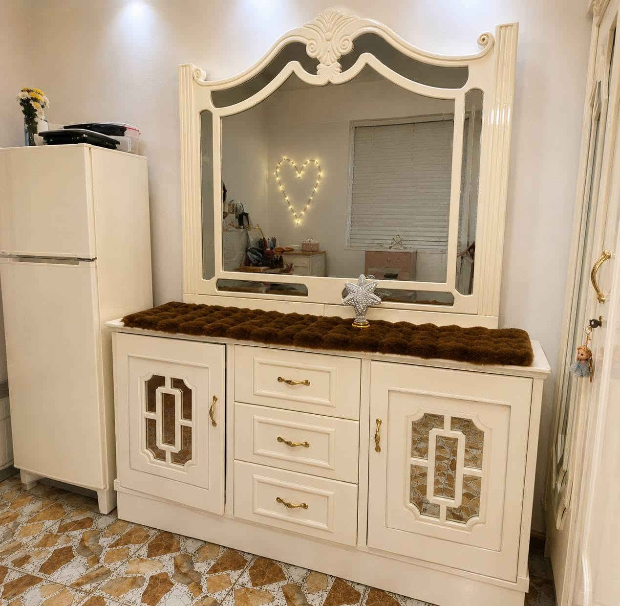 غرفة نوم صاج عراقي للبيع
🛏️ غرفة سكمتها قبل سنه   – تصميم عراقي راقي

✨ اللون: أبيض
✨ مستخدمة لمدة سنة تقريباً
✨ الحالة: جديدة ونظيفة جداً، ما بيها أي شخط أو عيب
✨ التصميم أنيق وفخم

💰 السعر: مليونين و٢٠٠ 
🔸 وبيها مجال للشراي

📍 الموقع: النجف – العسكري، مدارس، شارع الأدلة الجنائية

📩  مراسلة خاص،او واتساب *********** وأهلاً وسهلاً بالجميع.
