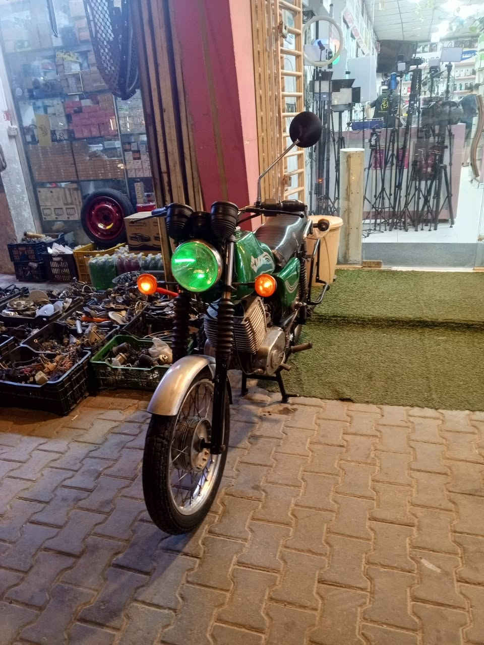 Mz للبيع او مراوس
مديل 82
سايس 2 كهربائيات شغاله               السعر 1500 وبيه مجال
لحيم بل خشم مكينه المانيه
اكاتبك عله رقم الشاصي 
مكان نجف ***********
واتساب
