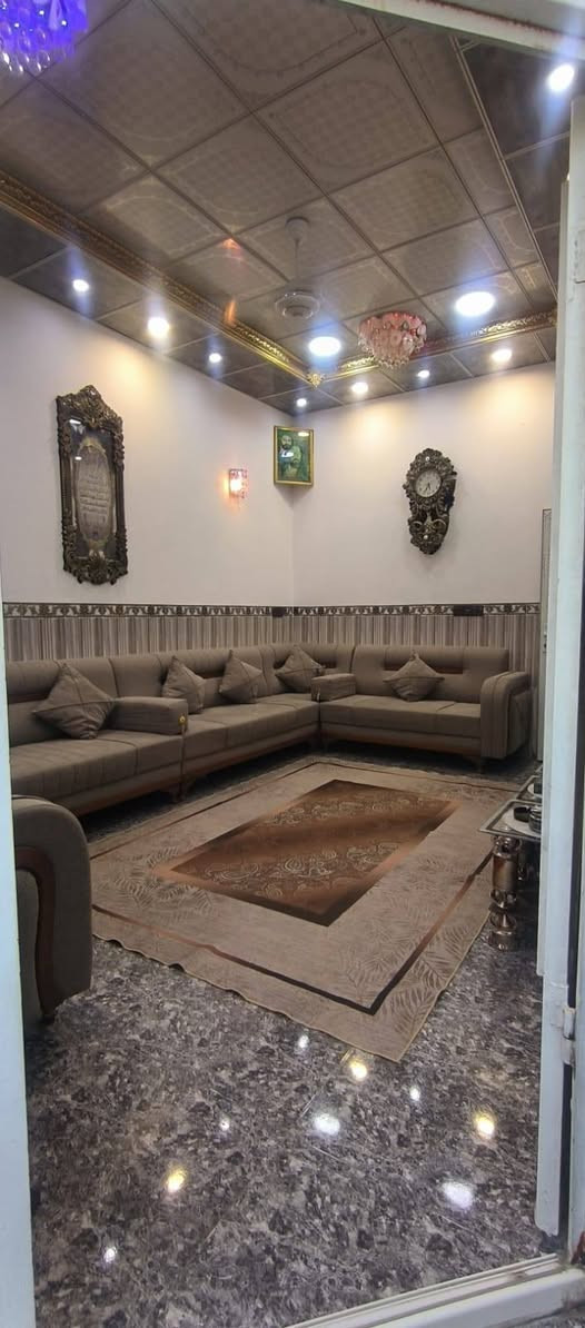 دار للبيع [ بناء حديث ] جاهز وكامل من جميع النواحي 
.***  منطقة خدمات كاملة من ماء ومجاري وتبليط  
الموقع / التحرير خلف ماريا مول 
المساحة / ١٠٠م ٥×٢٠ 
مكونات الدار /  يتكون من كراج سيارة واستقبال ومطبخ بارد وحراري وصالة وغرفة نوم . والطابق الثاني غرفة وبيتونة وغرفة ٨ سوف مبنيه. سيراميك كل البيت ١،٢٠ م الحائط سقف ثانوي .
الاستفسار تفاصيل اكثر الاتصال على الهاتق ***********  والواتساب .
