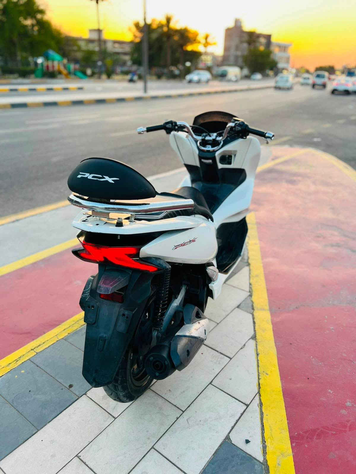 للبيع دراجه pcx  جيل ثالث بصمه الحديث  مكينه 150 حساس حرف A نوزل خطين ستان كهربائي ماشية18 الف زيرو الدراجه مال بيت حساس ازدحام دراجه جديده  حساس شلعه معدل خير من الله دراجه تتعب تكول جديده مال جناي  مكان بغداد الكرخ السعر 14 ونص وبيهه مجال والاستفسار *********** بغداد, العراق

نص مكتوب في الصور:
- HONDA