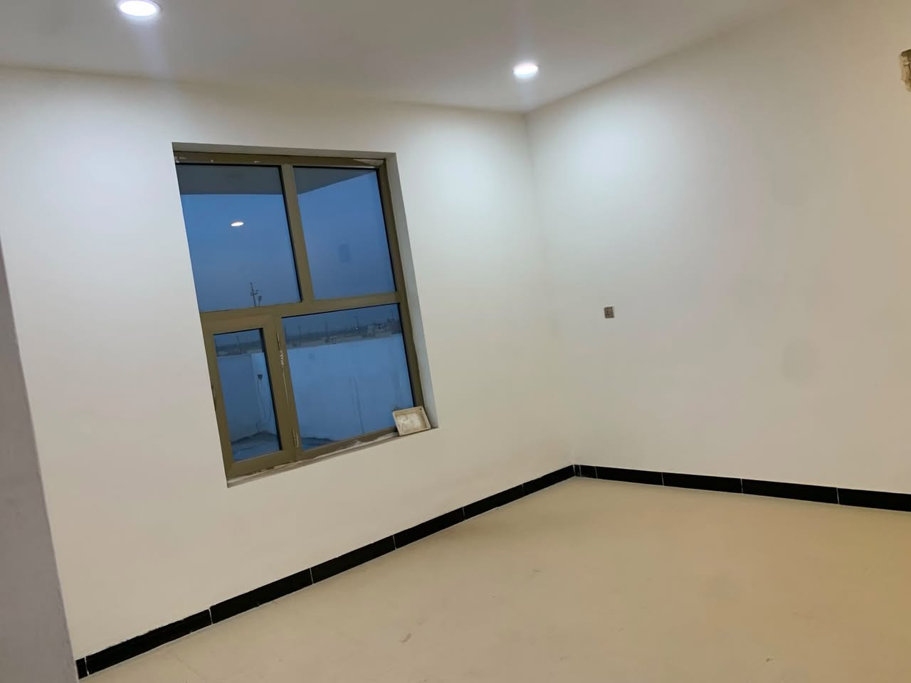 إعادة نشر بعد تحديث السعر
🏡 دار للبيع في مجمع جوهرة بغداد – حوراء بغداد
📍 الدورة / الزنبرانية – بلوك17
⭐ موقع ركن وعلى شارع 40 متر
☀️ نظام شرقي
🔹 المساحة: 200 م²
🔹 الواجهة: 10م
🔹 النزال: 20م
🔹 البناء: طابق ونصف
البيت يتضمن:
3 غرف نوم
صالة وهول واسع
مطبخ
كراج سيارة
حديقة أمامية وخلفية
✅ موافقة التنازل موجودة
✅ البيت جاهز للسكن
✅ مؤجر حالياً بـ450 ألف دينار شهرياً ومناسب أيضاً للاستثمار
💰 السعر بعد التحديث: 215 مليون دينار
تفاوض بسيط للجاد
ملاحظة: الصور مأخوذة قبل تأجير المنزل، والمعاينة متاحة للجادين بالتنسيق.
📱 واتساب:***********
