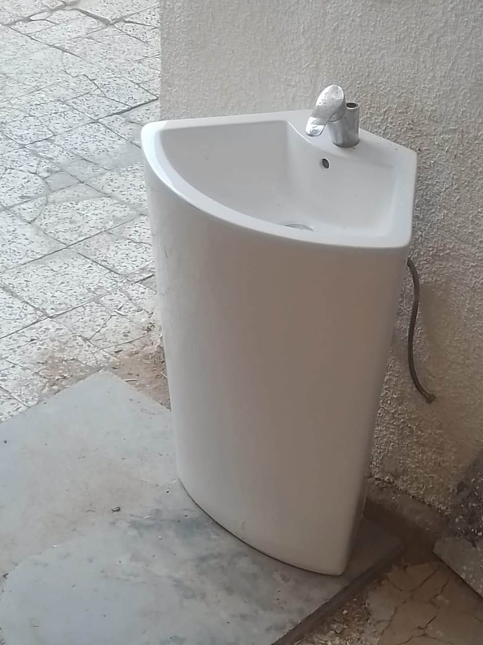 السلام عليكم
مغسلة درجة أولى ثقيل للحلاقة او الصالونات 
السعر ٥٠ الف
تواصل:***********
