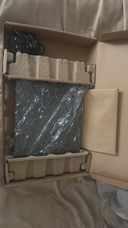 للبيع او المرواس بموبايل 
السلام عليكم ورحمة الله 
حاسبه نظيفه بيها خدوش بلظهر بسيطه  ومستعمله قليل نظام وندوز 11 
مواصفات:
Acer Aspire 15 Lite
Intel N4500
Ram 8 GB DDR4 
M.2 256 GB
Display 15.6 FHD
السعر ١٥٠ الف قفل
 
يجي ويه الحاسبه كارتون واضحك الشركة الاصلي مع بنطرون شاحن الشركه الاصلي أيضاً بقدرة 36W
توصيل ماعندي. 
للتواصل:*********** واتساب او
ارسل رساله في التعليقات واني ادخلك للخاص 
المكان حي الحر الثورة 

تنويه حول نظام التشغيل (لتبرئة الذمة):
الحاسبة منصب عليها حالياً نظام Windows 11 Enterprise LTSC Evaluation (نسخة تجريبية مؤقتة من شركة مايكروسوفت لمدة 90 يوماً وليست ترخيصاً دائماً/أصلياً).
النظام يعمل حالياً بشكل طبيعي وتكدر تجدد التسعين يوم قبل لاتخلص وترجع تسعين يوم وهيج تكدر تستعمل النظام بشكل دائمي، ويكدر  المشتري يتحمل مسؤولية تنصيب نسخة ويندوز دائمة بسعر 20 الف او اقل (مثل Windows 11 Home أو Pro) أو تفعيلها بطريقته الخاصة لاحقاً.
