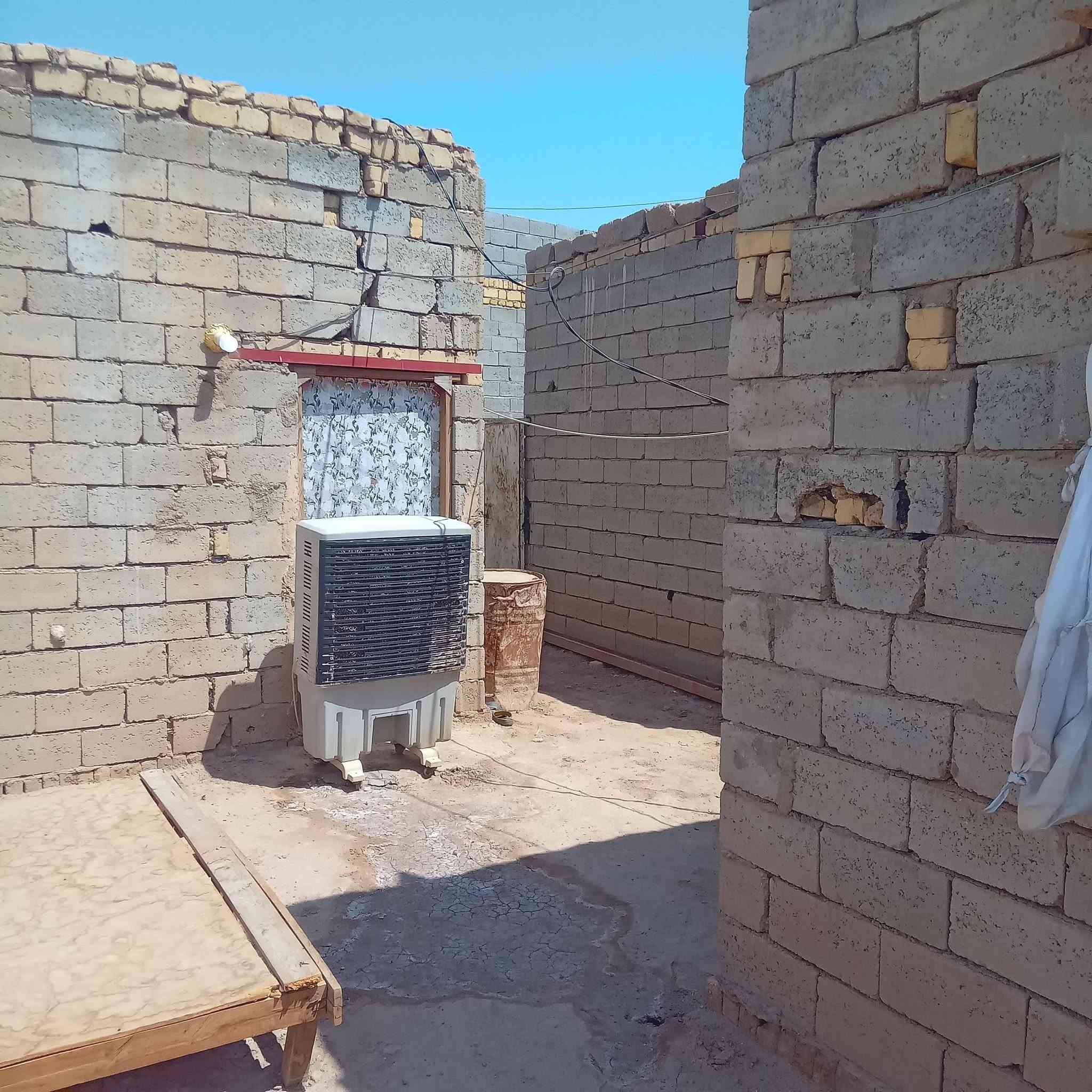 سلام عليكم دار سكن للبيع منطقة ال سيد لطف زراعي مساحة ١٢٠م بناء بلوك عكاده غرفة ومطبخ وصحيات والغرفة الثانيه ما كاملة السعر ٧ مليون وبي مجال استفسار اتصال*********** أو واتساب
