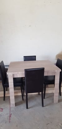 طاولة طعام • ٤ كراسي • ما مستعمل