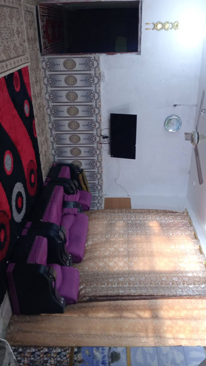 سلام عليكم بيت اللبيع مساحة 150متر مكان حي الحكيم مقابيل دبيه بناء بلوك رقم ***********
